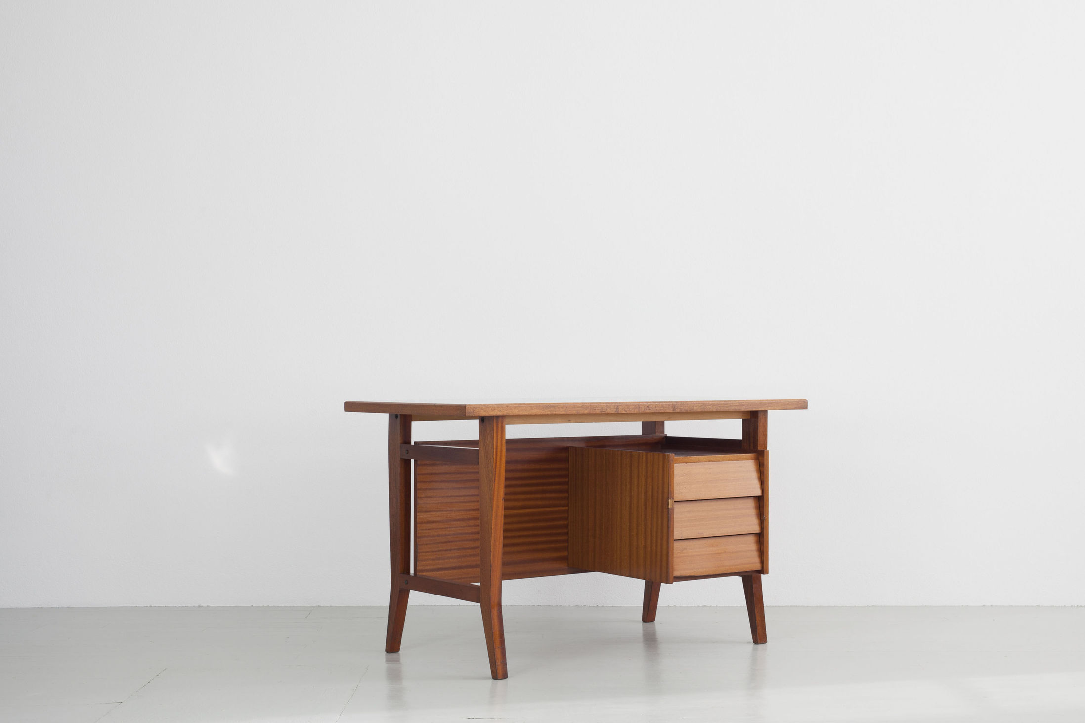 [Translate to en:] Gio Ponti Schreibtisch