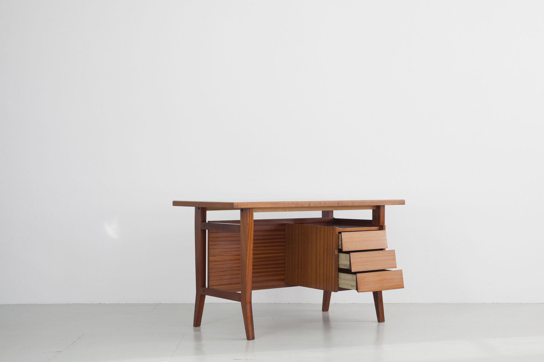 [Translate to en:] Gio Ponti Schreibtisch