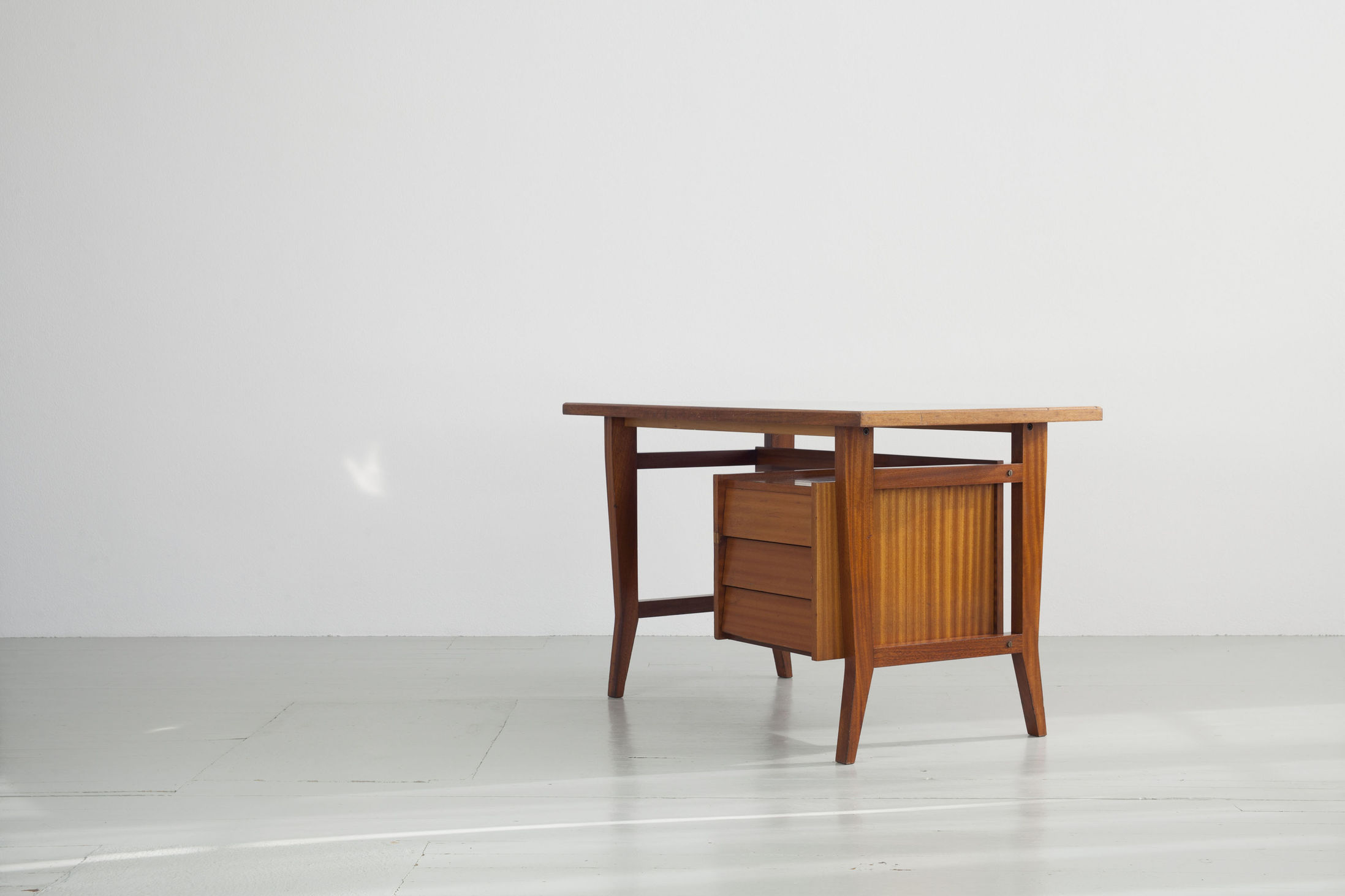 [Translate to en:] Gio Ponti Schreibtisch