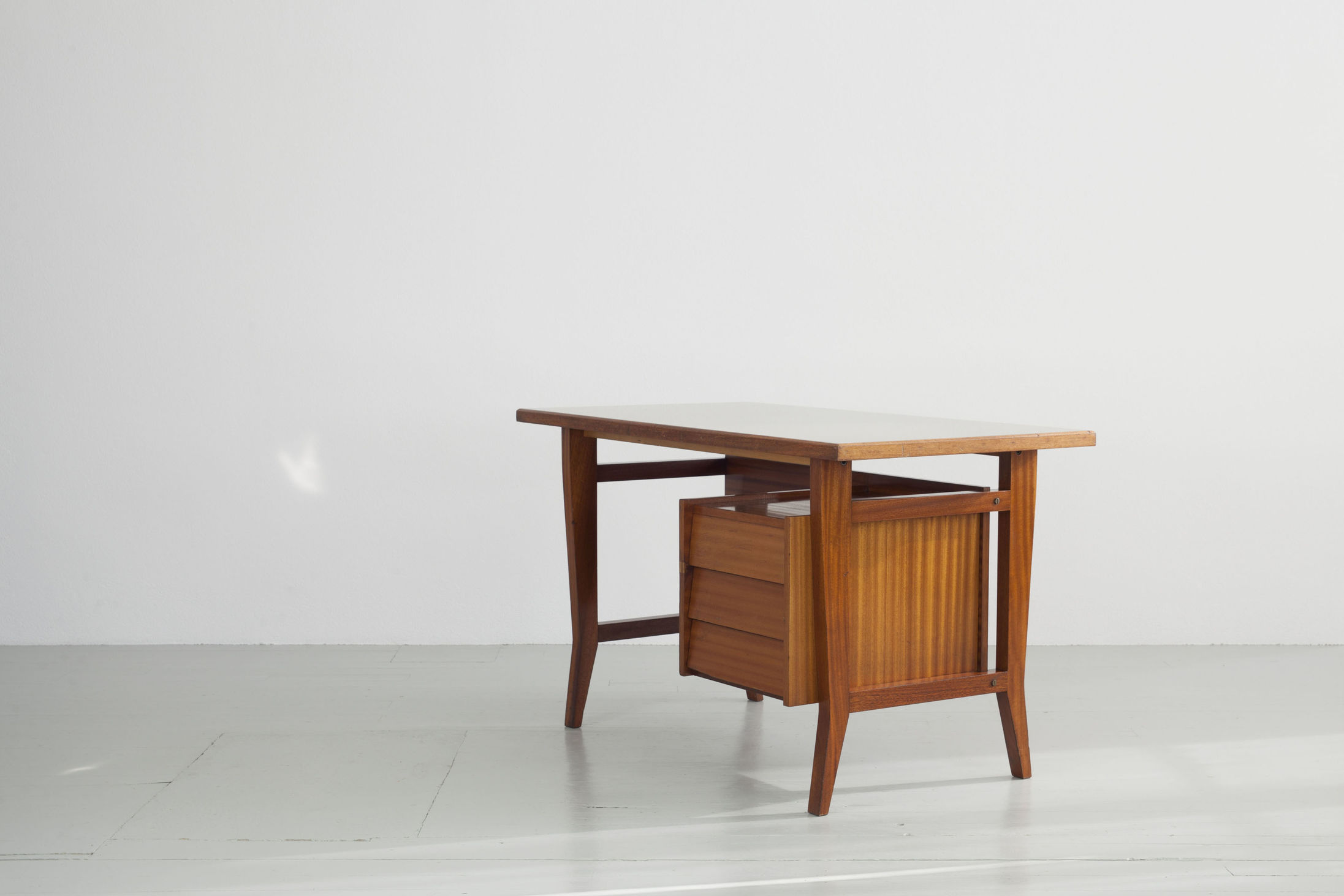 [Translate to en:] Gio Ponti Schreibtisch