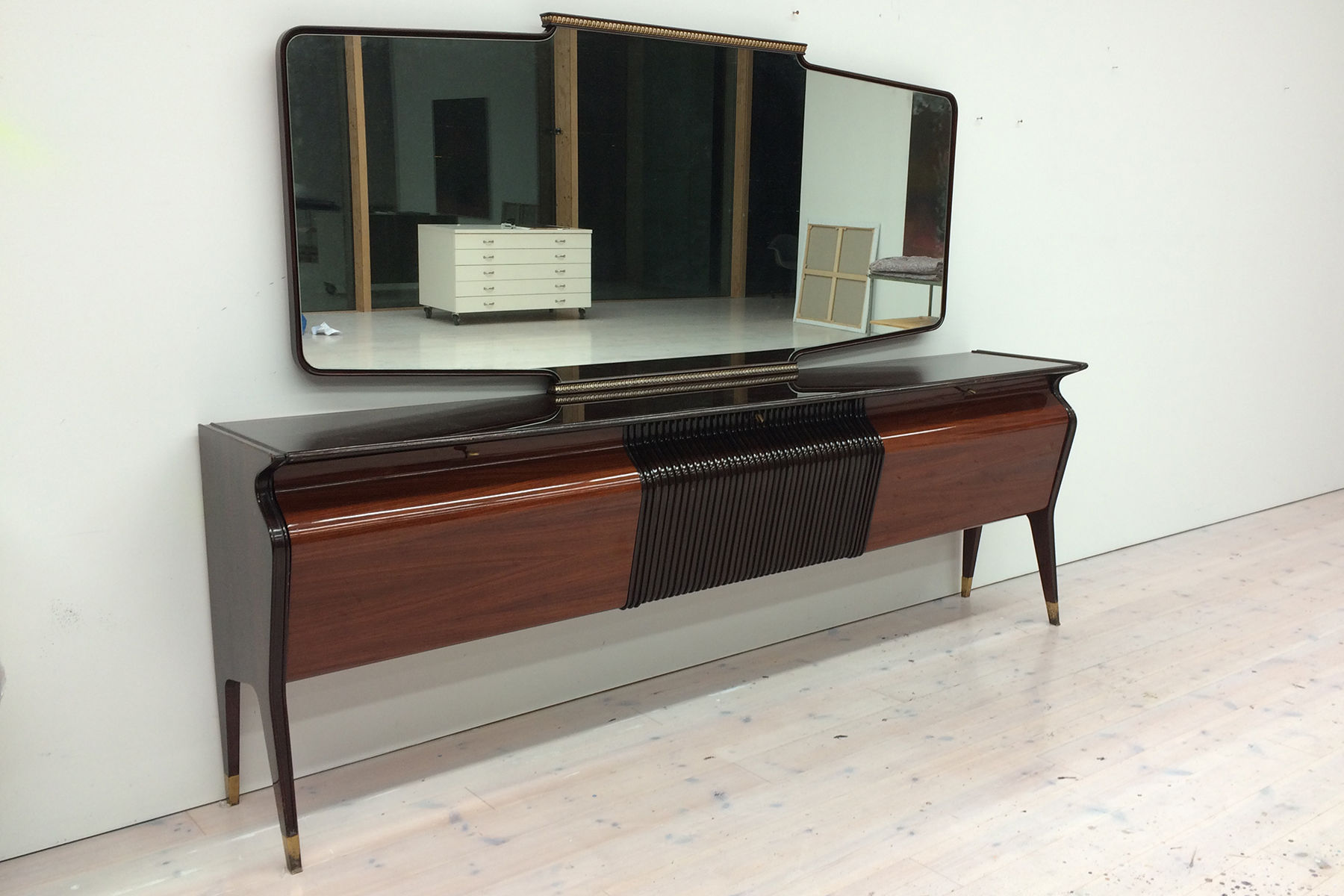 Sideboard Osvaldo Borsani mit Spiegel