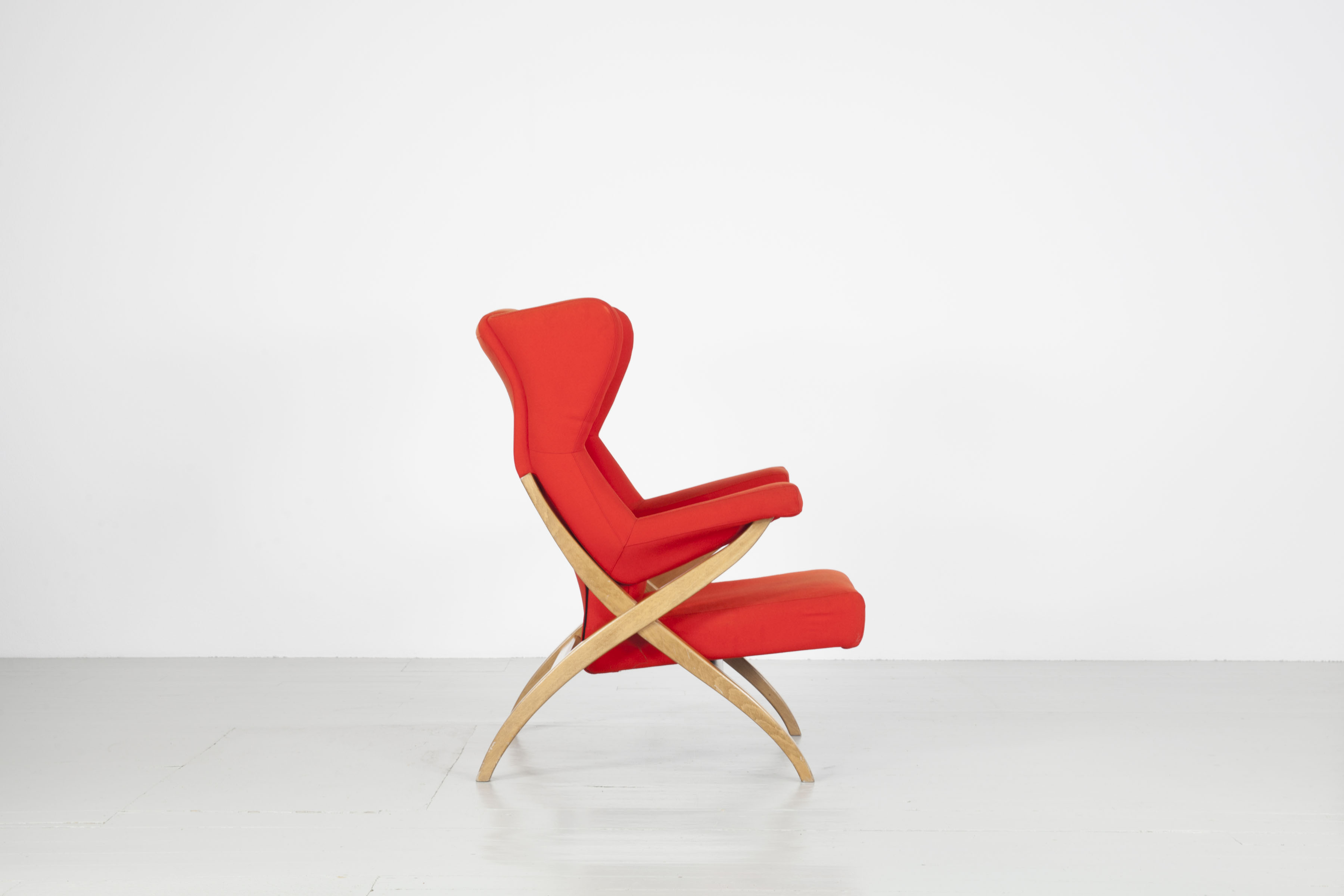 [Translate to en:] Franco Albini Sessel rot