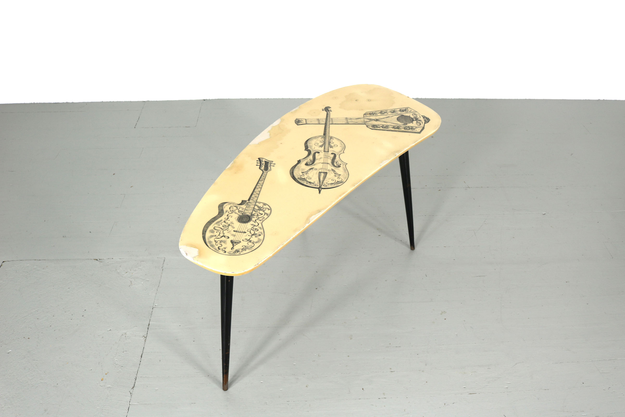 Sofatisch mit Gitarren